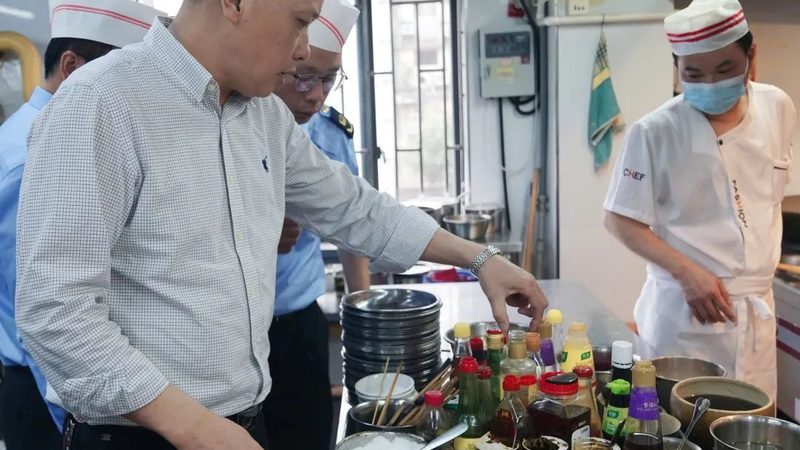 许多消费者在选购坚果炒货时容易陷入以下误区：